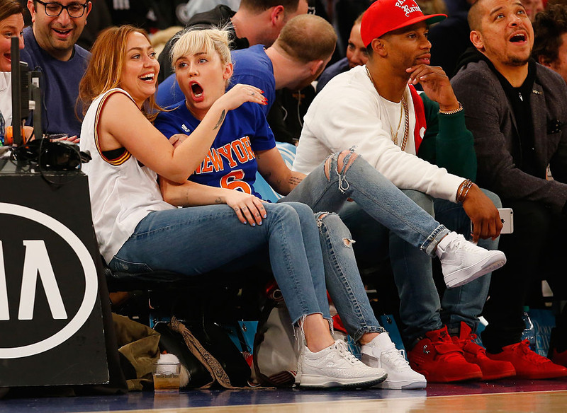 Miley Cyrus ásamt systur sinni Brandi á körfuboltaleik í Madison Square Garden.
