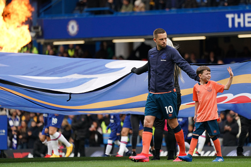 Gylfi leikur með Everton.
