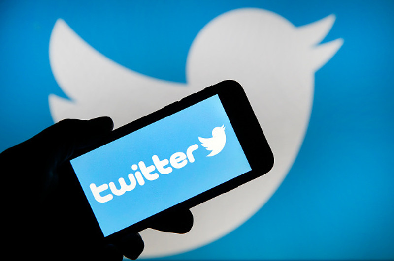 Twitter - Maggi Bö sótthreinsar stúkuna