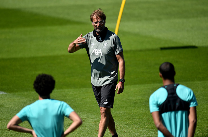 Enski boltinn snýr aftur - Verður skrítinn fögnuður í Liverpool