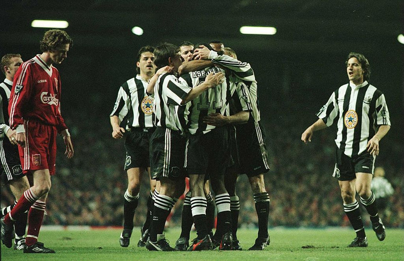 McManaman í sárum á meðan leikmenn Newcastle fagna. Liverpool endaði sem sigurvegari leiksins og Newcastle missti af titlinum.