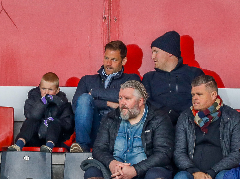 Victor Olsen í góðum félagsskap í stúkunni.