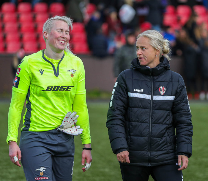 Edda Garðarsdóttir ræðir hér við Söndru Sigurðardóttur, landsliðsmarkvörð.