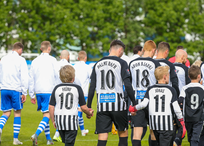 Öllum kappleikjum á Íslandi hefur verið frestað til 13. ágúst, en óttast er að það muni vara lengur.