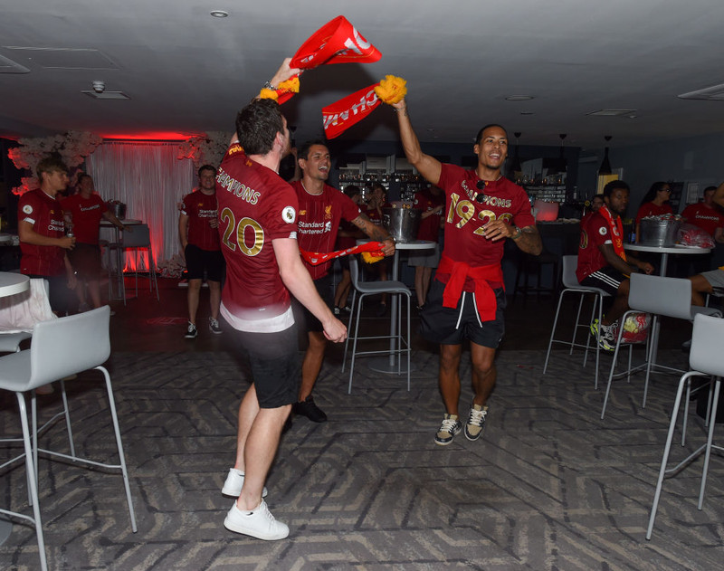 Leikmenn Liverpool fagna titlinum.