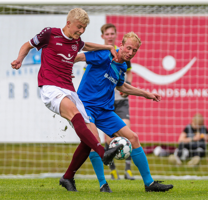 Í baráttunni við Kenneth Hogg.