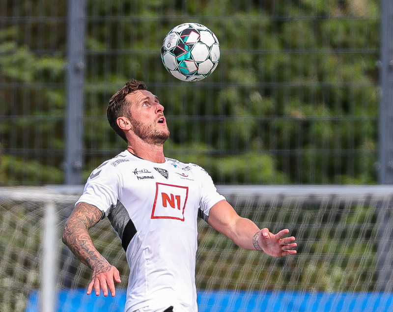 Twitter - Gary Martin hendir takkaskónum
