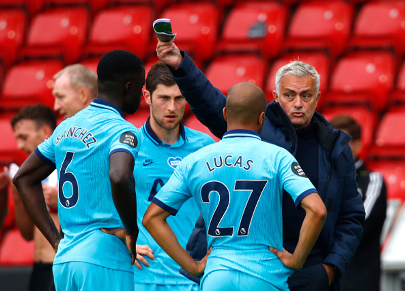 Mourinho gefur leikmönnum sínum leiðbeiningar.