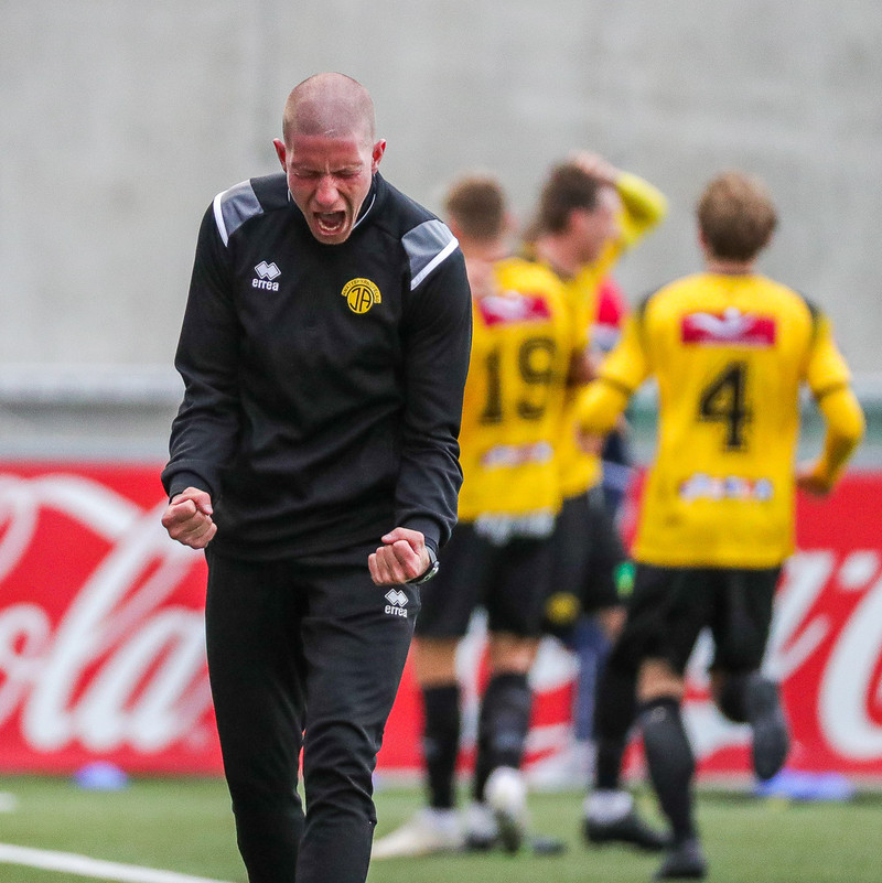 Arnór Snær Guðmundsson, aðstoðarþjálfari ÍA, fagnar marki.