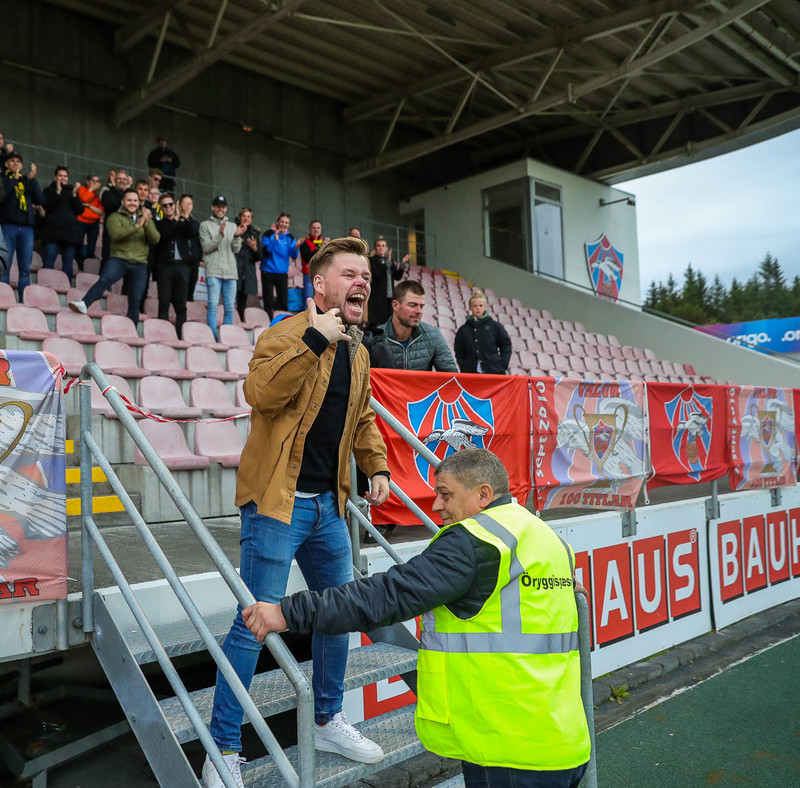 Myndir: Arnar Már stjórnaði fagnaðarlátunum úr stúkunni