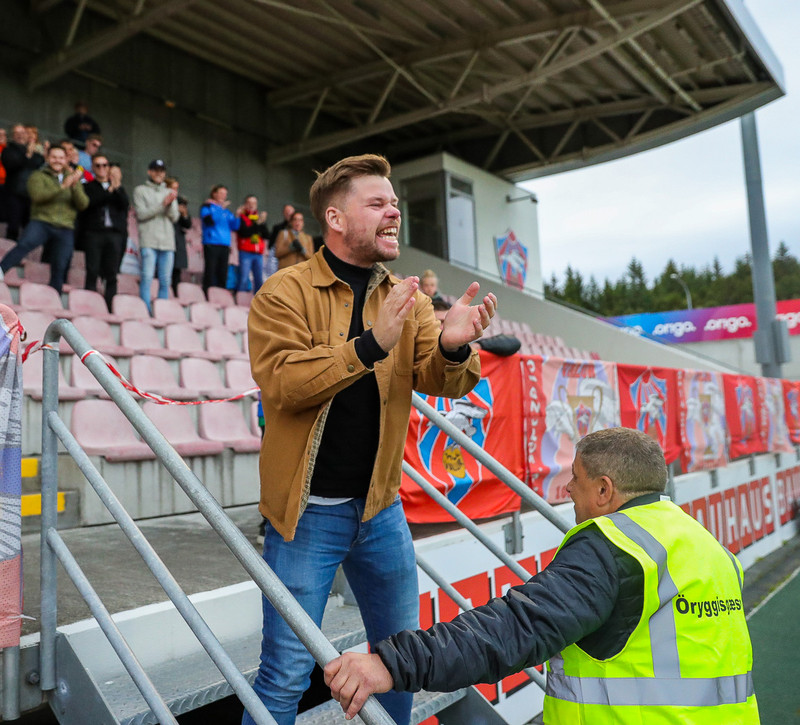 Myndir: Arnar Már stjórnaði fagnaðarlátunum úr stúkunni