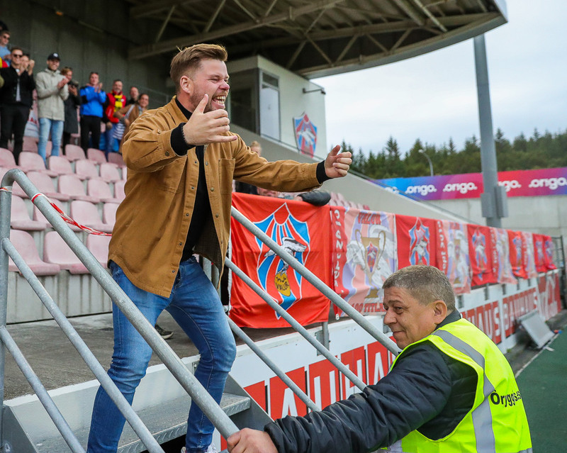Myndir: Arnar Már stjórnaði fagnaðarlátunum úr stúkunni