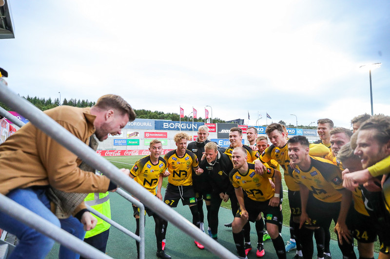 Myndir: Arnar Már stjórnaði fagnaðarlátunum úr stúkunni