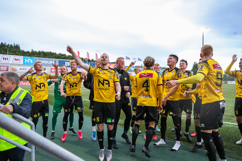 Myndir: Arnar Már stjórnaði fagnaðarlátunum úr stúkunni