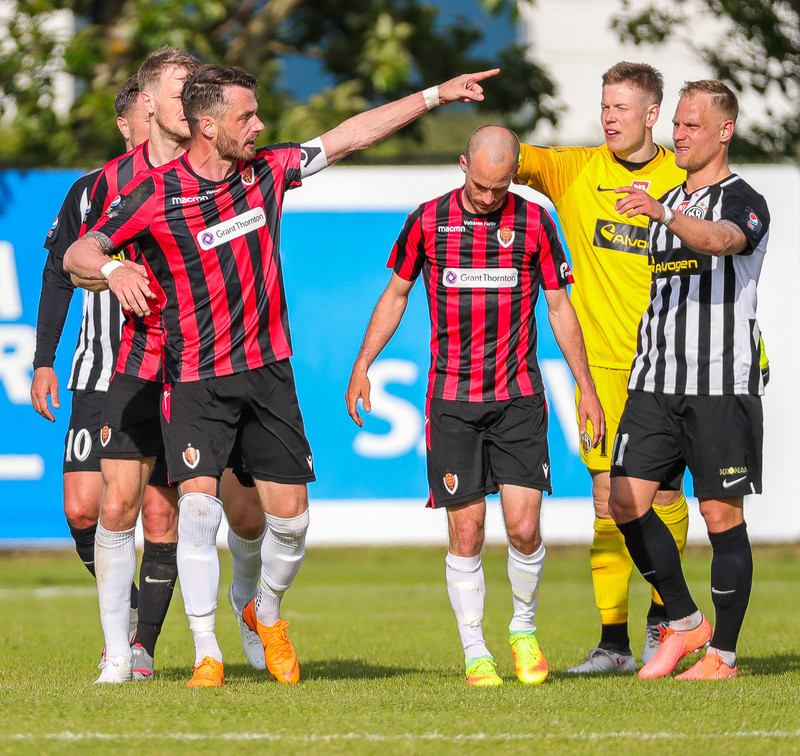 Myndaveisla: Þrjú rauð þegar KR vann Víking