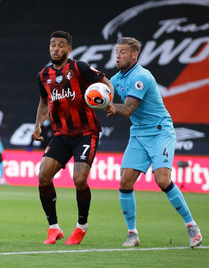 Mark Bournemouth dæmt af eftir að hafa farið í hönd Joshua King í þessu atviki.