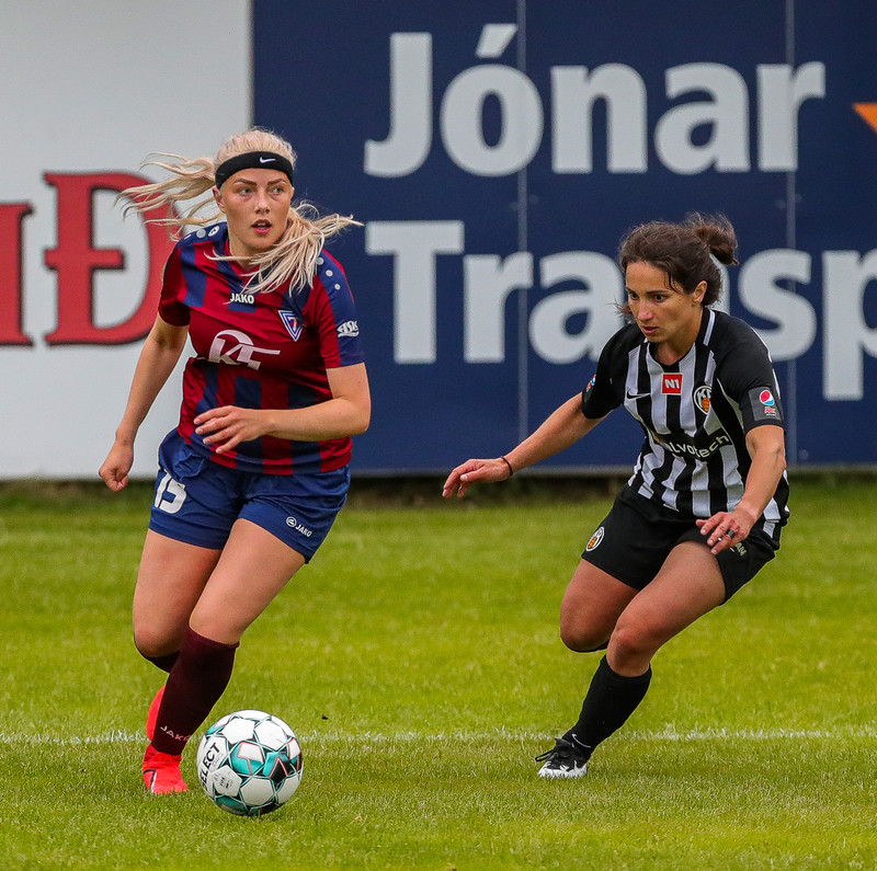 Anna Margrét með boltann.