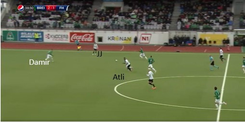 Dæmi um Atla Guðna sem falska nýju. FH-ingar vinna boltann á miðjum eigin vallarhelmingi. Finna Atla Guðna milli lína sem spilar í fyrsta út á Jónatan. Jónatan leggur af stað og pinnar þannig Damir út til vinstri. Atli Guðna keyrir af stað í svæðið sem myndaðist. Elfar þarf að koma yfir til að loka á Atla og Lennon er mættur í sitt svæði milli bakvarðar og hafsents.