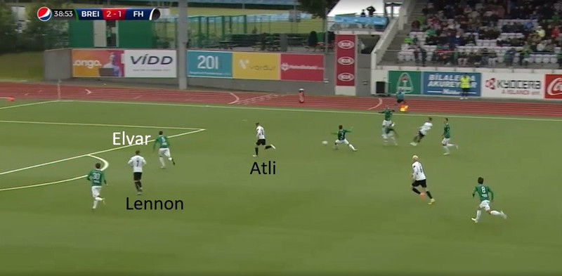 Sennilega ætlaði Atli að fara innanvert á Elfar eða spila á Lennon en missti jafnvægið og sóknin fjaraði út.