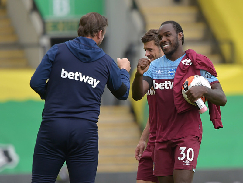 Sóknarmaður - Michail Antonio (West Ham): Skoraði öll fjögur mörk West Ham í mikilvægum 4-0 sigri gegn Norwich. Leikmaður umferðarinnar án nokkurs vafa.
