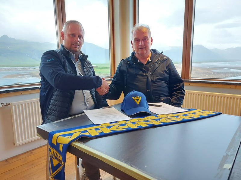 Guðjón við undirskriftina í Ólafsvík.