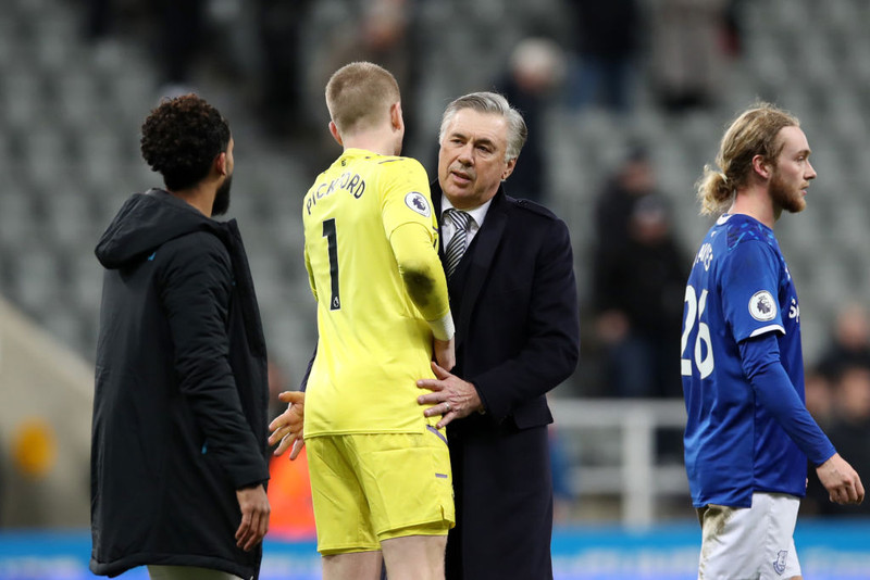 Jordan Pickford spjallar við Carlo Ancelotti.