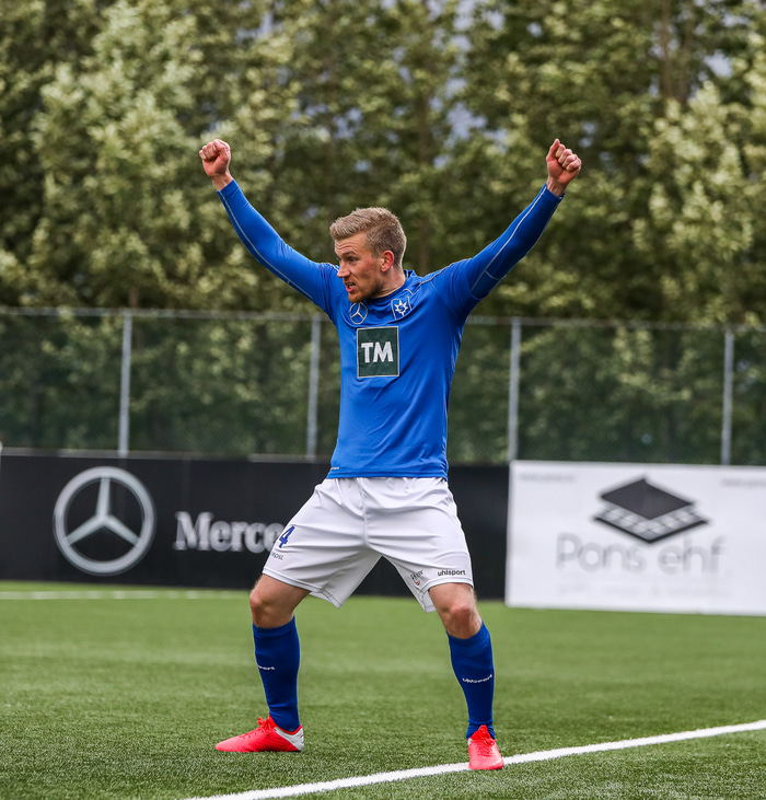 Heiðarlegur í bakverðinum.