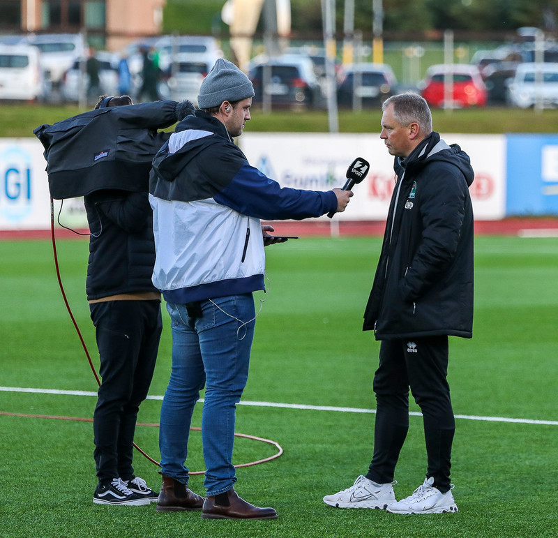 Íþróttafréttamaðurinn Runólfur Trausti Þórhallsson tekur hér viðtal við Óskar Hrafn Þorvaldsson.