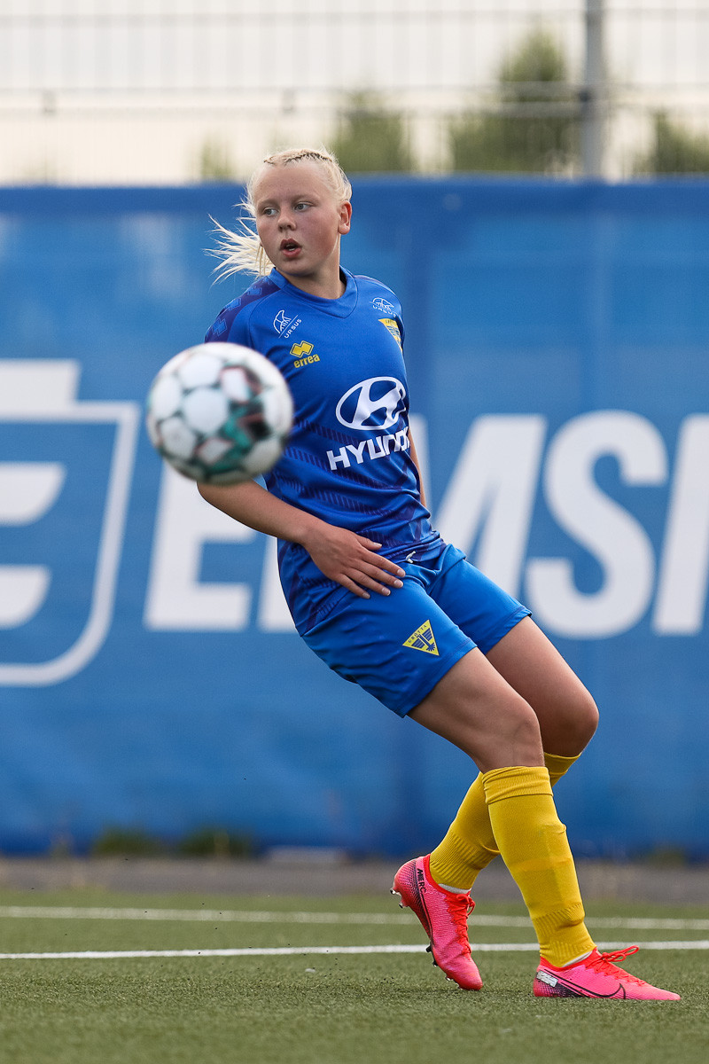 Emelía Óskarsdóttir vakti athygli í fyrra, þá 14 ára. Það verður spennandi að fylgjast áfram með þessum unga leikmanni í sumar.