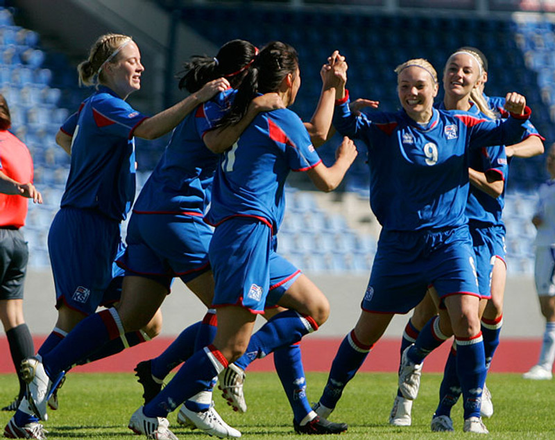 Íslenska kvennalandsliðið komst í fyrsta sinn á EM árið 2008 með sigri á Írlandi í frostinu á Laugardalsvelli.