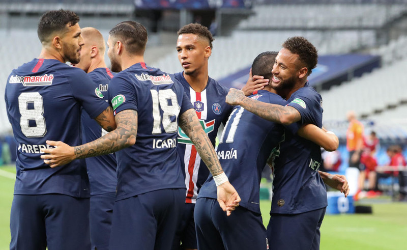 PSG fagnar marki.