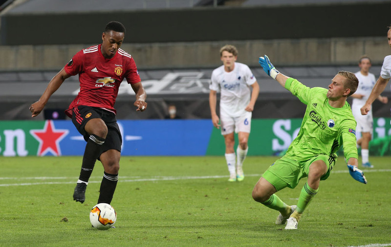Anthony Martial og Karl-Johan Johnsson eigast við í leiknum í kvöld