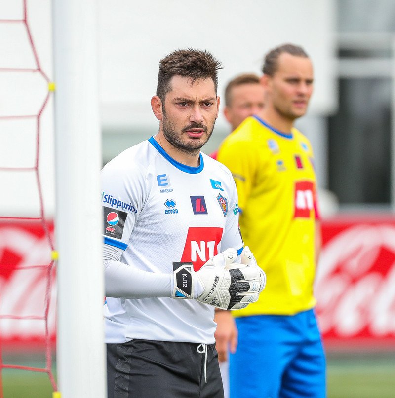 Kristijan Jajalo er í markinu.