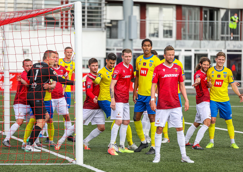 <b><u>Skiptingar:</b></u><br>
Skiptingar Valsmanna voru allar maður fyrir mann innan kerfisins. Magnus kom inn fyrir Rasmus í vinstri bakvörðinn/vængbakvörðinn. Patrik kom inn fyrir Kaj Leo og Sigurður Lár færðist út á kantinn. Þegar Orri kom inn fyrir Lasse færðist Hedlund upp á miðjuna. Valsmenn héldu sama kerfinu í gegnum leikinn.<br>
KA-menn gerðu þrefalda skiptingu án þess að breyta kerfinu. Nökkvi kom á vinstri kantinn í stað Hallgríms, Jibril í senterinn í stað Guðmundar Steins og Bjarni Aðalsteins í stað Almars.