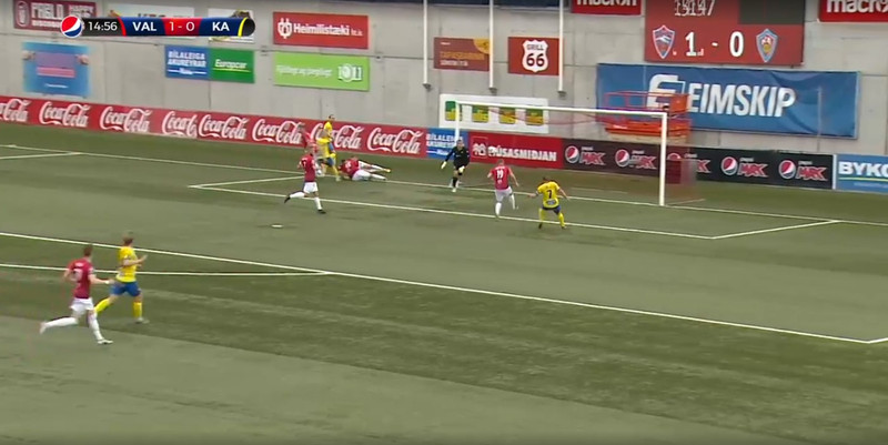 Lasse brást strax við og reyndi að komast inn í svæðið á undan Almari. Guðmundur skilaði boltanum inn í hárrétt svæði og Almar var mættur þar. En því miður fyrir KA-menn náði Lasse að bjarga því að Almar næði að klára sóknina.