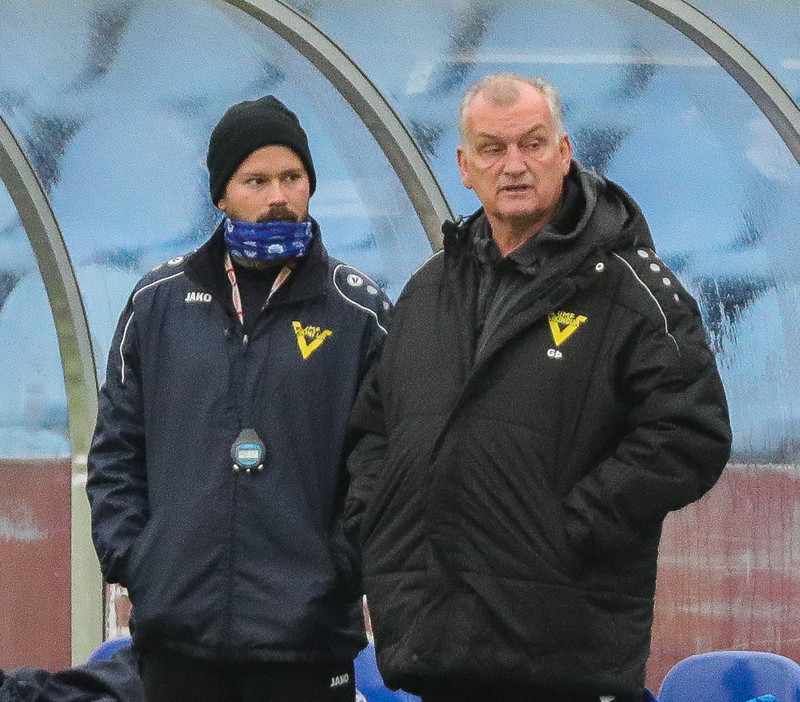 Brynjar Kristmunds og Guðjón á hliðarlínunni
