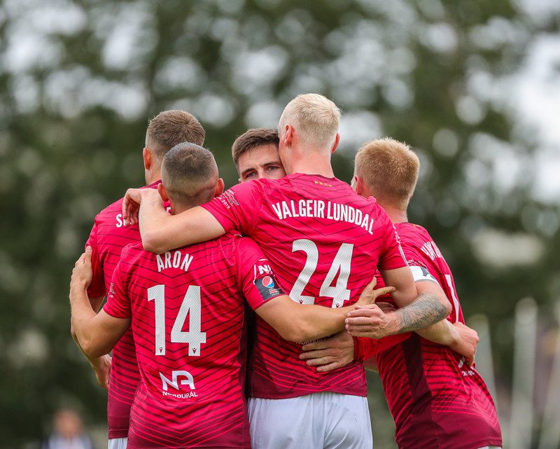 Valur vinnur toppslaginn við FH samkvæmt frétt Jóns Þórs.