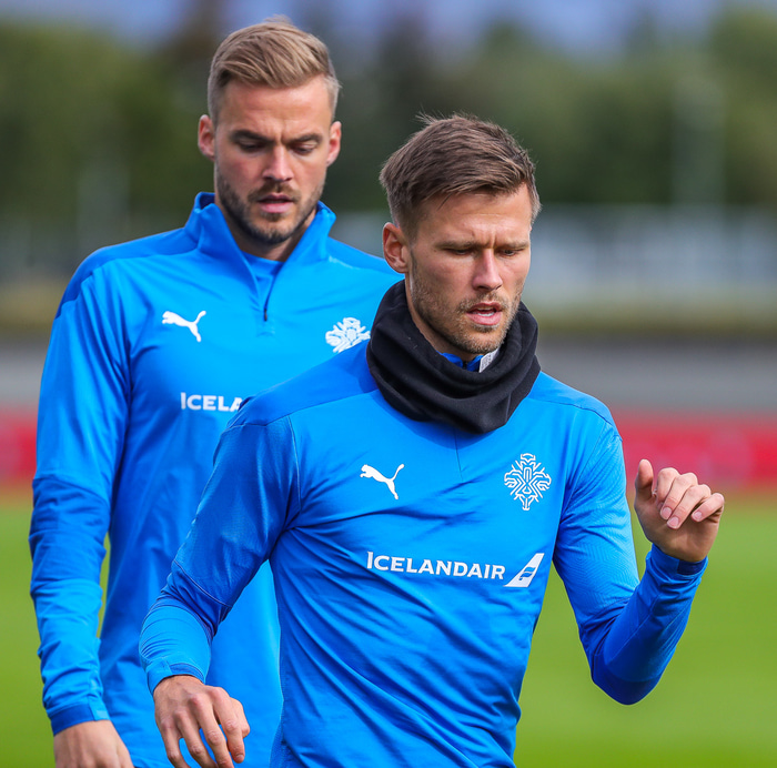 Arnór er á toppnum í Svíþjóð með Malmö. Fyrir aftan hann á myndinni er Hólmar Örn Eyjólfsson.