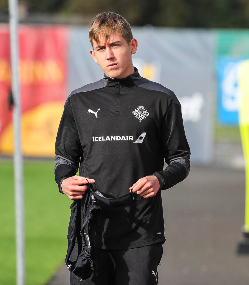 Ísak á æfingu með U21 landsliðinu í dag.