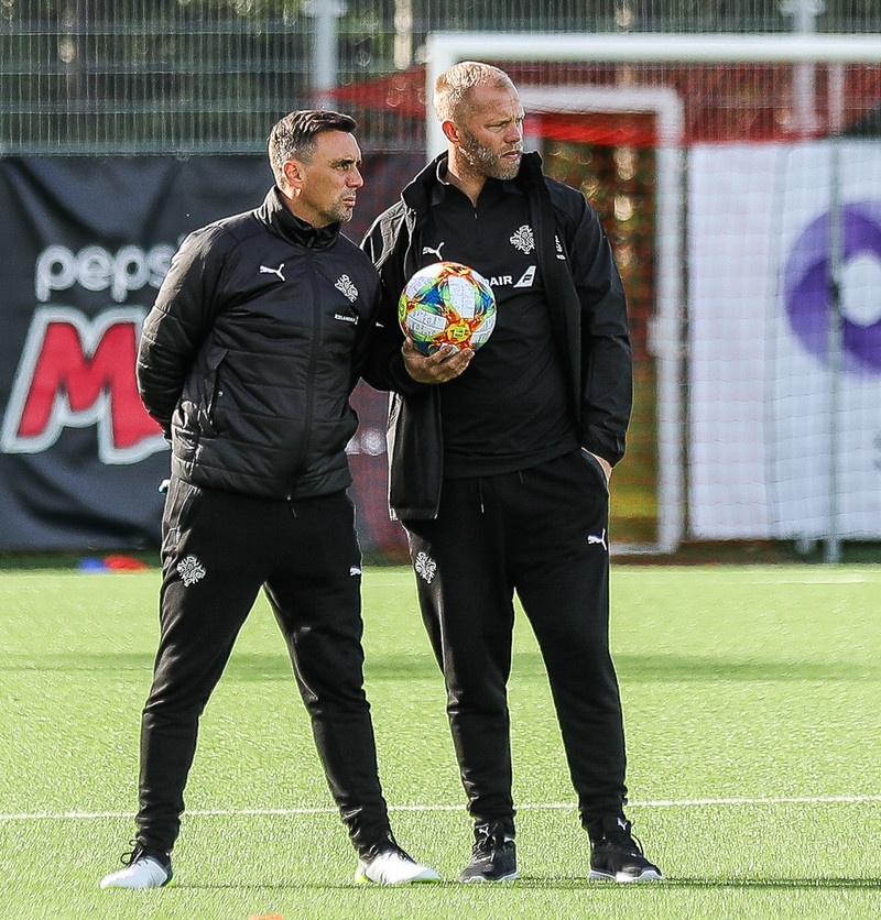 Arnar Þór Viðarsson og Eiður Smári Guðjohnsen, þjálfarar U21 landsliðsins.