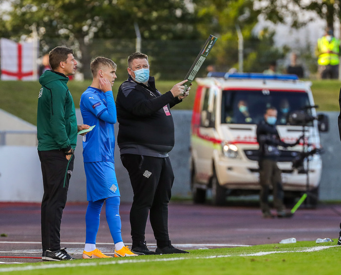 Arnór Sigurðsson býr sig undir að koma inn í landsleiknum gegn Englandi.