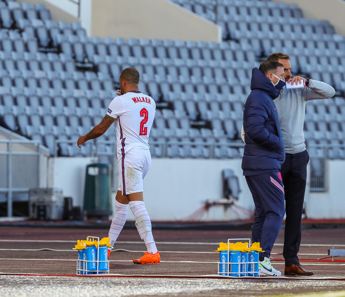 Gengur hér af velli eftir að hafa fengið rautt spjald.