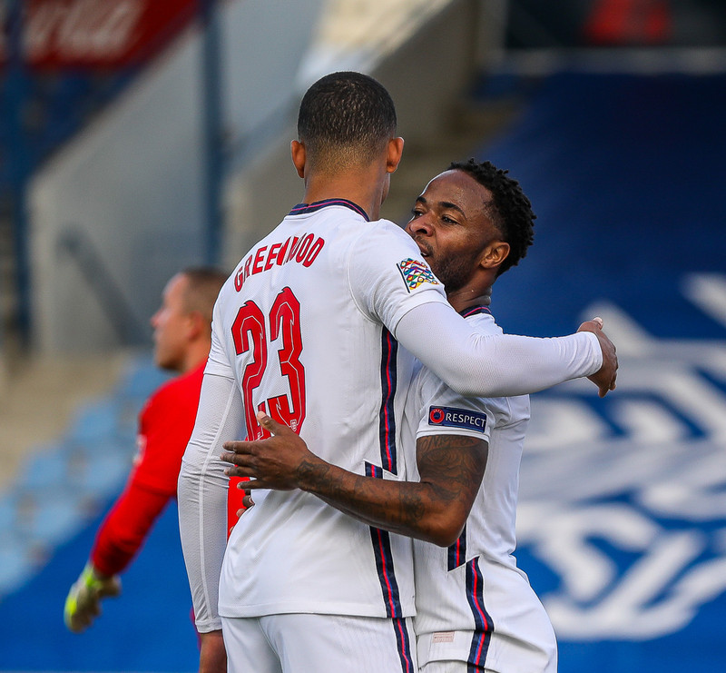 Mason Greenwood fagnar marki Raheem Sterling á laugardag.