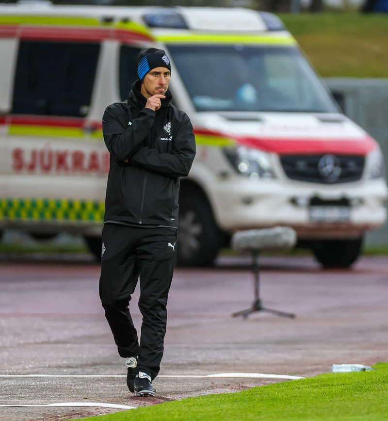 <b>Ian Jeffs</b> hefur horft löngunaraugum til aðalþjálfarastarfs ÍBV. Þekkir félagið út og inn og er aðstoðarmaður Helga Sigurðssonar.