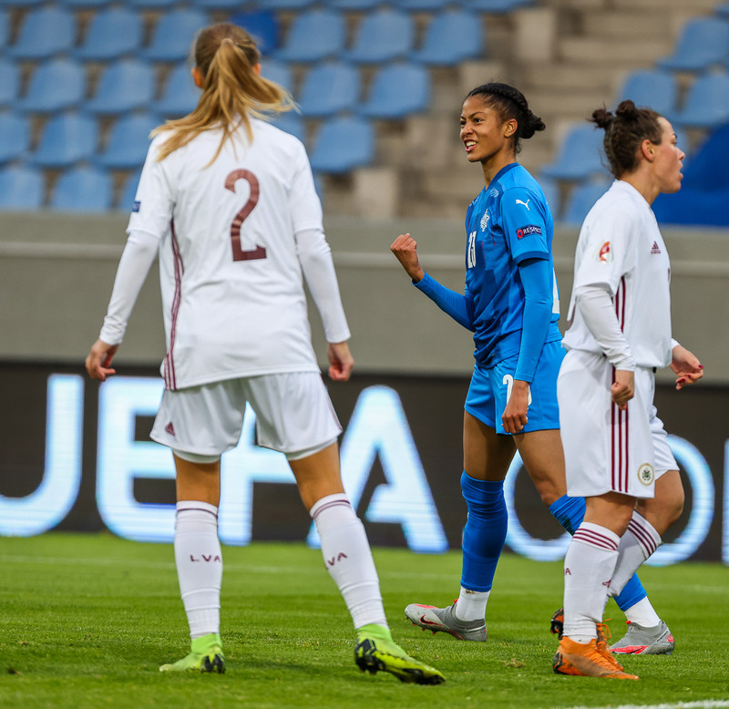 Sveindís, sem er ein af vonarstjörnum Íslands, er með stór markmið og lítil.