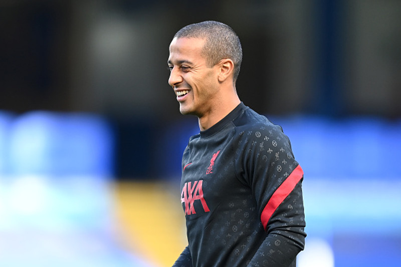 Thiago er gríðarlega ánægður með að vera kominn í Liverpool eins og sést á þessari mynd.