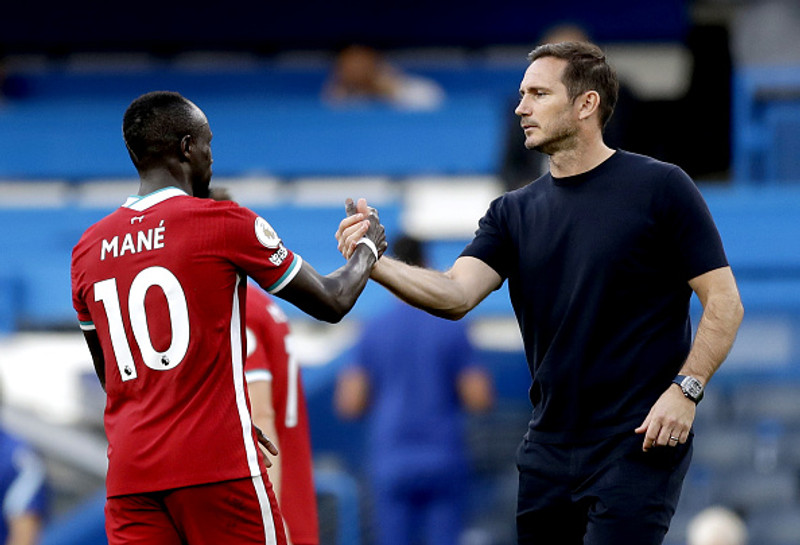Lampard þakkar Sadio Mane, markaskorara Liverpool, fyrir leikinn.