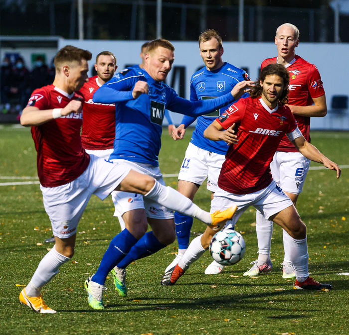 Úr leik Stjörnunnar og Vals í gær.