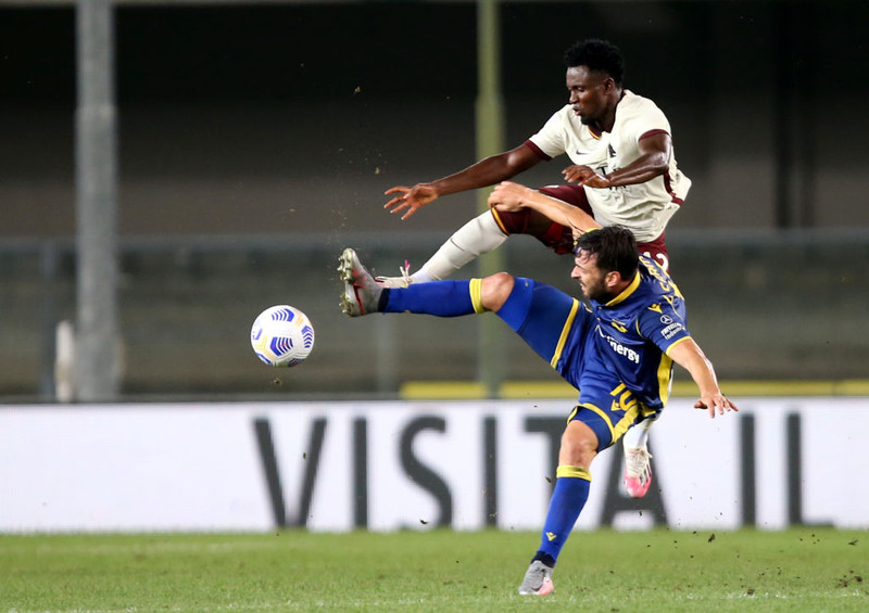Amadou Diawara í baráttu við Samuel Di Carmine í leiknum.