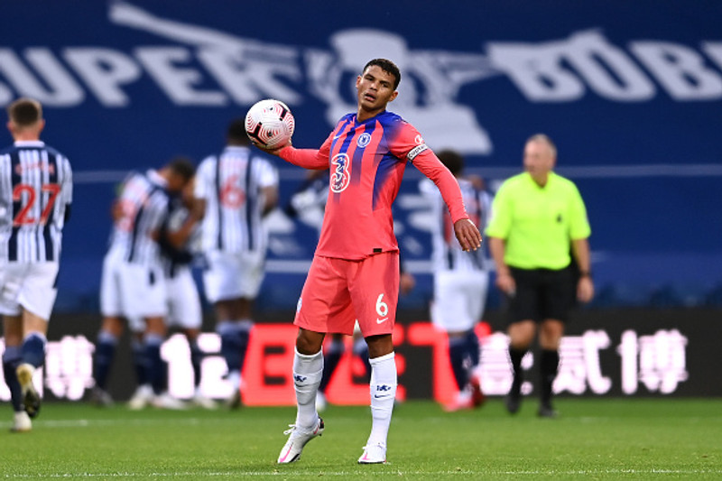 Thiago Silva er með fyrirliðabandið hjá Chelsea.